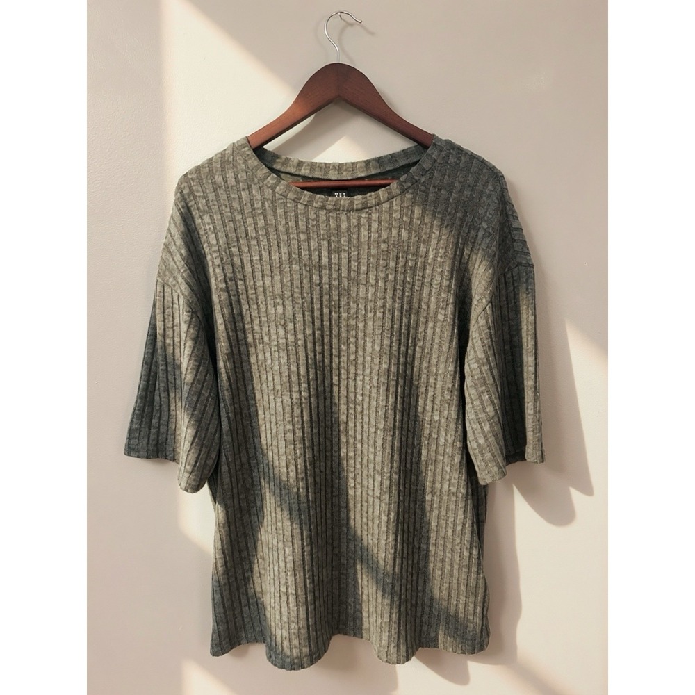 Soft ribbed SHEIN tee in gray size M. Relaxed fit.‎ 29" L 23" W - Picture 6 of 11